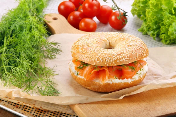 Bagel de gergelim com salmão e endro — Fotografia de Stock