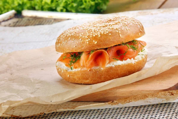 Bagel de gergelim com salmão e endro — Fotografia de Stock