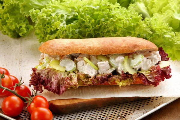 Сэндвич с курицей в чесночном соусе с огурцом — стоковое фото