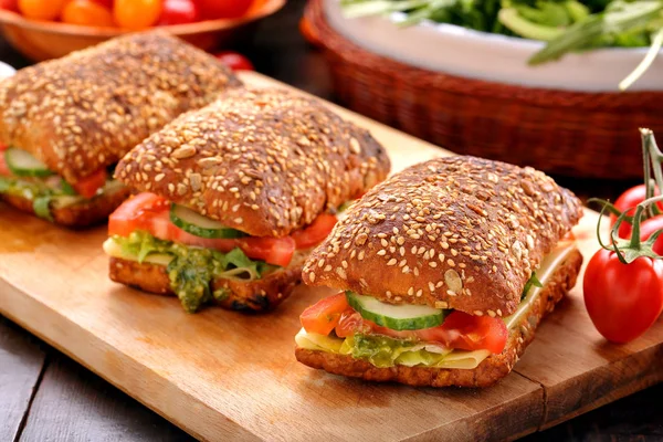 Vegetarisches Sandwich mit Pesto auf Holzgrund — Stockfoto