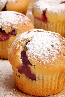 Ahşap tepsi pudra şekeri serpilir reçelli çörek