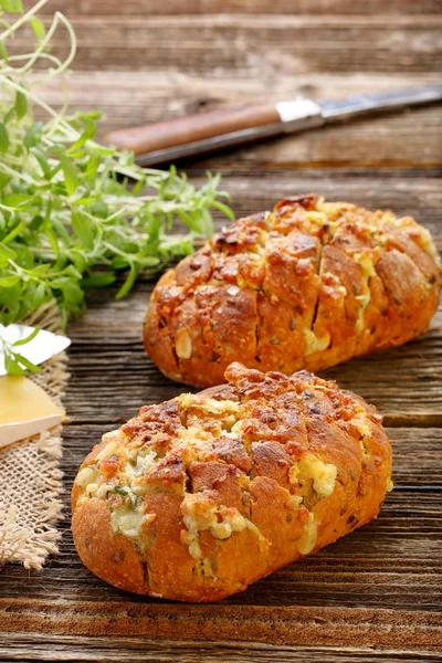 Домашній свіжий хліб фарширований сир і часник з травами — стокове фото