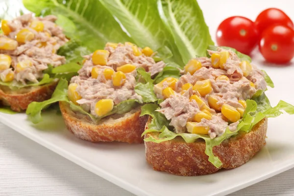 Thunfisch-Sandwich mit Mais auf weißem Hintergrund — Stockfoto