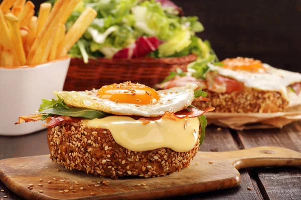 Bagel sendvič se sýrem, slaninou a sázeným vejcem — Stock fotografie