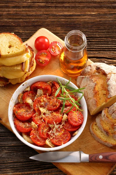 Ψητές ντομάτες, ψωμί καλαμποκιού και σάντουιτς με λιωμένο τυρί — Φωτογραφία Αρχείου
