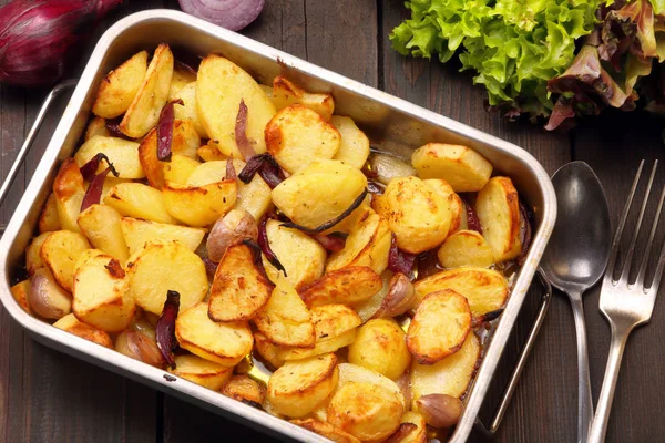 Patatas al horno en una sartén con ajo — Foto de Stock