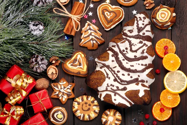 Christmas decoration and gingerbread cookies on wooden backgroun — Stock Photo, Image