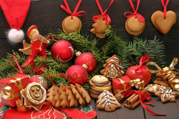 Weihnachtsdekoration mit Lebkuchen auf hölzernem Hintergrund — Stockfoto