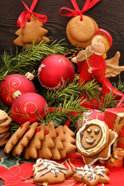 Decoração de Natal com biscoitos de gengibre em backgrou de madeira — Fotografia de Stock