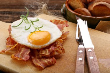 Kızarmış sıcak yumurta sıcak domuz pastırması parçaları ile