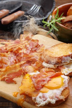 Kızarmış sıcak yumurta sıcak domuz pastırması parçaları ile