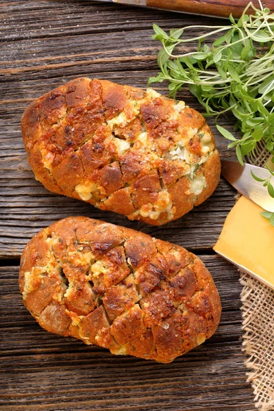 Домашній свіжий хліб фарширований сир і часник з травами — стокове фото