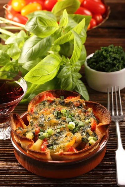 Casseruola con formaggio, spinaci e pomodori — Foto Stock