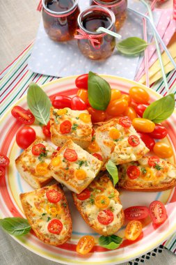 Peynir ve domates ile taze sağlıklı vejetaryen sandviç