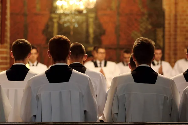 De jonge geestelijken van het seminarie tijdens de mis — Stockfoto