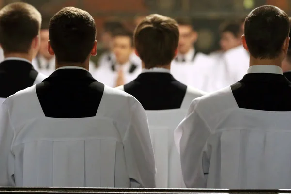 Les jeunes clercs du séminaire pendant la messe — Photo