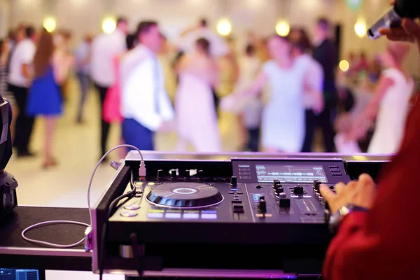 Dancing couples during party or wedding celebration — Stock Photo, Image