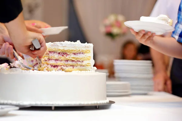 Білий весільний торт з полуницею — стокове фото