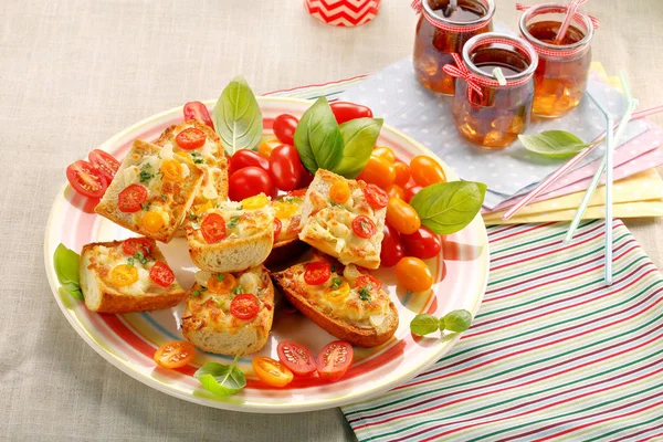 Peynir ve domates ile taze sağlıklı vejetaryen sandviç