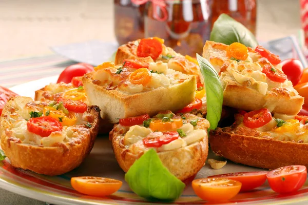 Свіжий здоровий вегетаріанський бутерброд з сиром і помідорами — стокове фото
