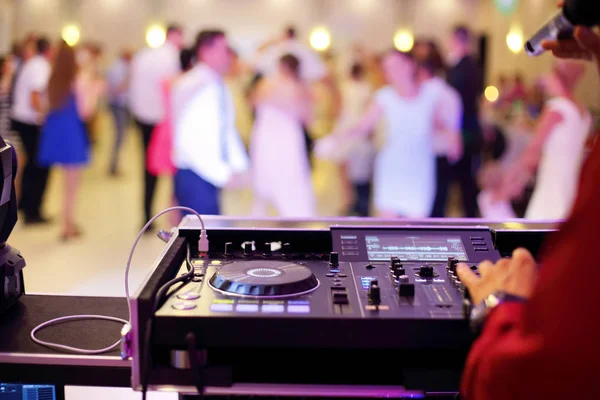 Casais de dança durante a festa ou celebração do casamento — Fotografia de Stock