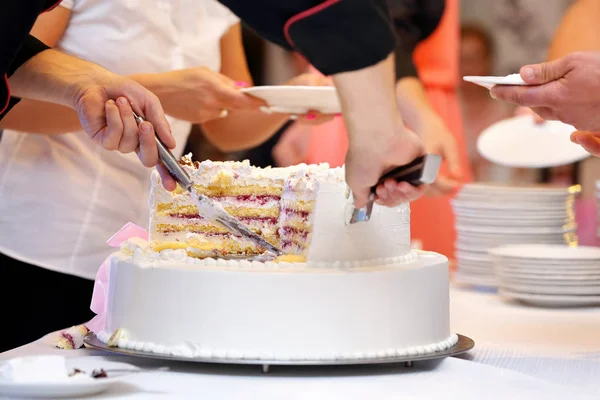Biały tort z truskawkami — Zdjęcie stockowe