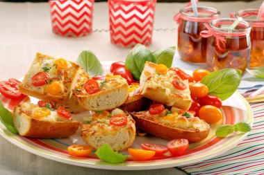 Peynir ve domates ile taze sağlıklı vejetaryen sandviç