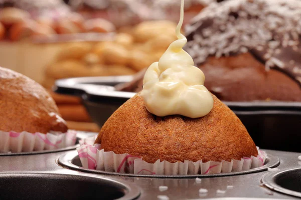 Frisch gebackener Muffin mit Zuckerguss — Stockfoto