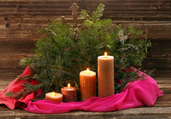 Advent vier brennende Kerzen und Weihnachtsdekoration mit Kreuz — Stockfoto