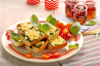 Peynir ve ıspanak ile taze sağlıklı vejetaryen sandviç