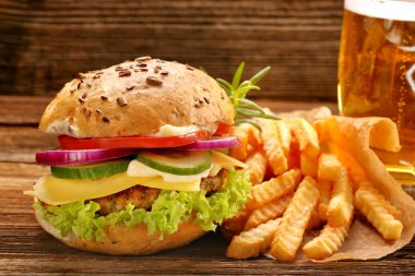 Taze lezzetli burger patates ve bira ahşap tablo