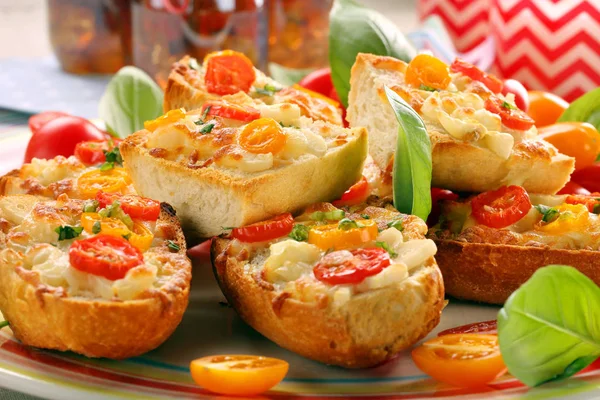 Свежий здоровый вегетарианский сэндвич с сыром и помидорами — стоковое фото