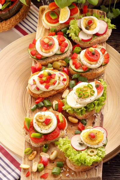 Frische gesunde vegetarische Sandwiches zum Frühstück und Salat — Stockfoto