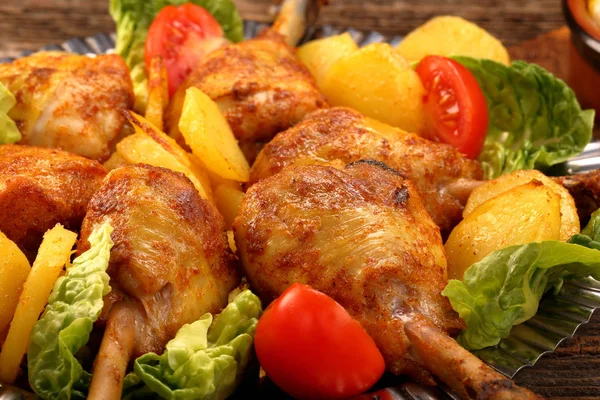 Kurczaka nogi i pieczonych ziemniaków z warzywami — Zdjęcie stockowe