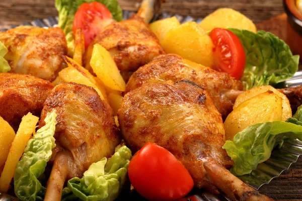 Tavuk budu ve sebzeli fırında patates