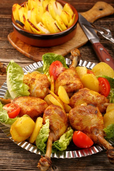 Kurczaka nogi i pieczonych ziemniaków z warzywami — Zdjęcie stockowe