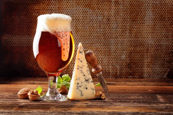Aperitivo de queijo azul e cerveja no fundo vintage marrom — Fotografia de Stock