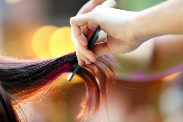 Cabeleireiro corte e modelagem de cabelo castanho por tesoura e pente — Fotografia de Stock