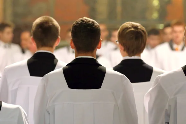 De jonge geestelijken van het seminarie tijdens de mis — Stockfoto