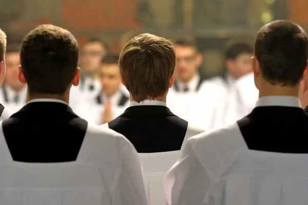 Os jovens clérigos do seminário durante a Missa — Fotografia de Stock