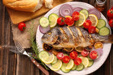 Baget ve plaka üzerinde sebze ızgara balık