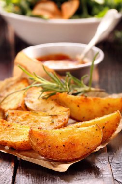 Ahşap masa üzerinde daldırma ile kavrulmuş patates