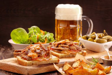 Rendelenmiş domuz eti, kavrulmuş patates ve salata sandviç