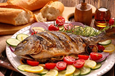 Baget ve plaka üzerinde sebze ızgara balık