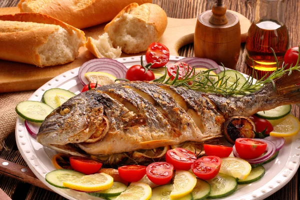 Baget ve plaka üzerinde sebze ızgara balık