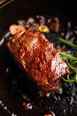 Dökme demir tavada sığır eti biftek 
