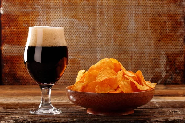 Lanche de batatas fritas e cerveja no fundo vintage marrom — Fotografia de Stock