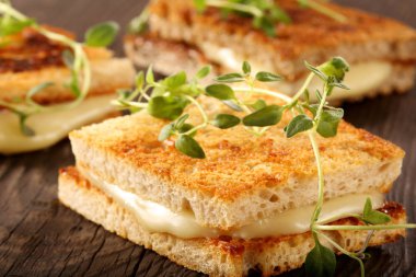 Taze ekmek peynir ve otlar ile