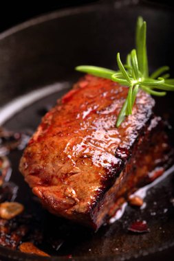 Dökme demir tavada sığır eti biftek 