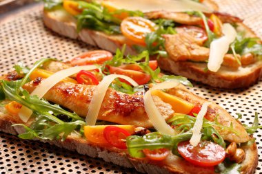 Tavuklu sandviç roka domates ve peynirli taze ekmek üzerinde